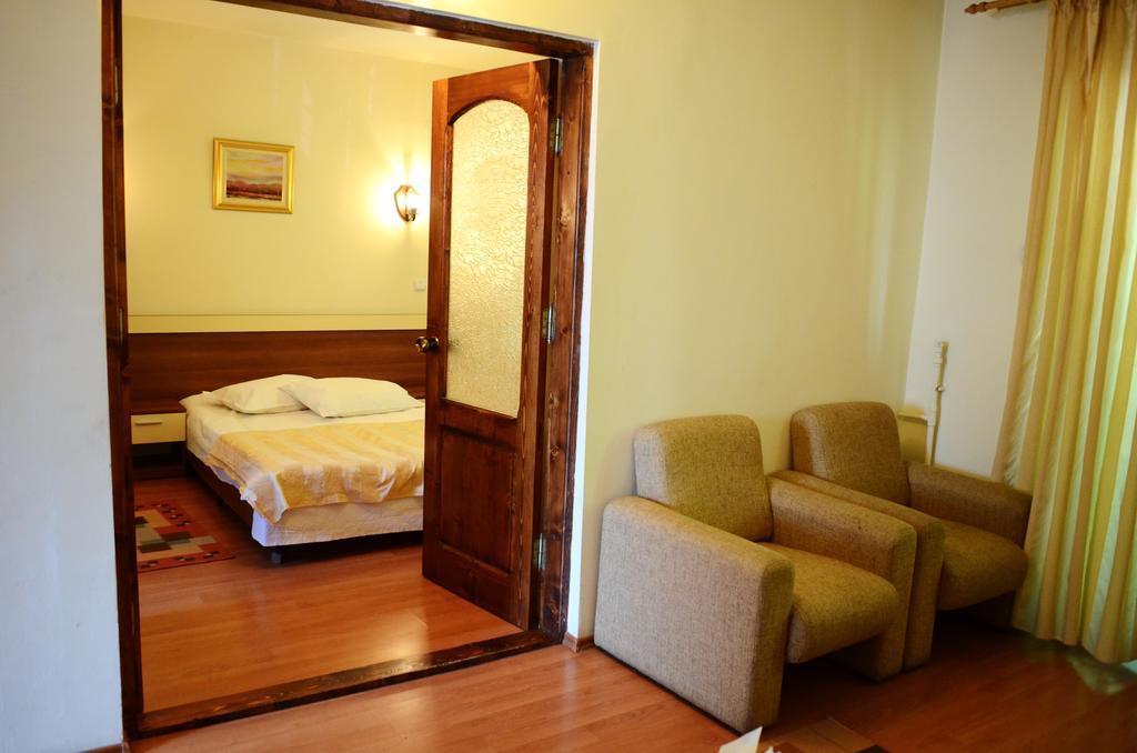 Pensiunea Valea Ursului Bascov Exterior photo